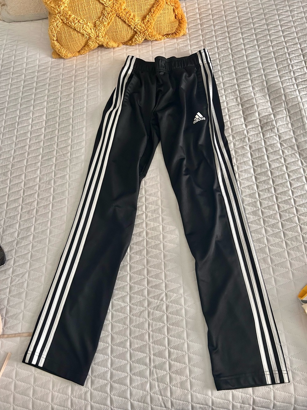 ADIDAS TRIPLE STRIP SWEATPANTS